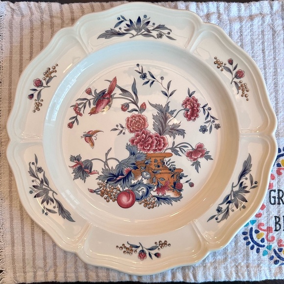 Wedgwood Williamsburg Potpourri Cream Dinnerware with Red and Blue Floral Design - Picture 13 of 16